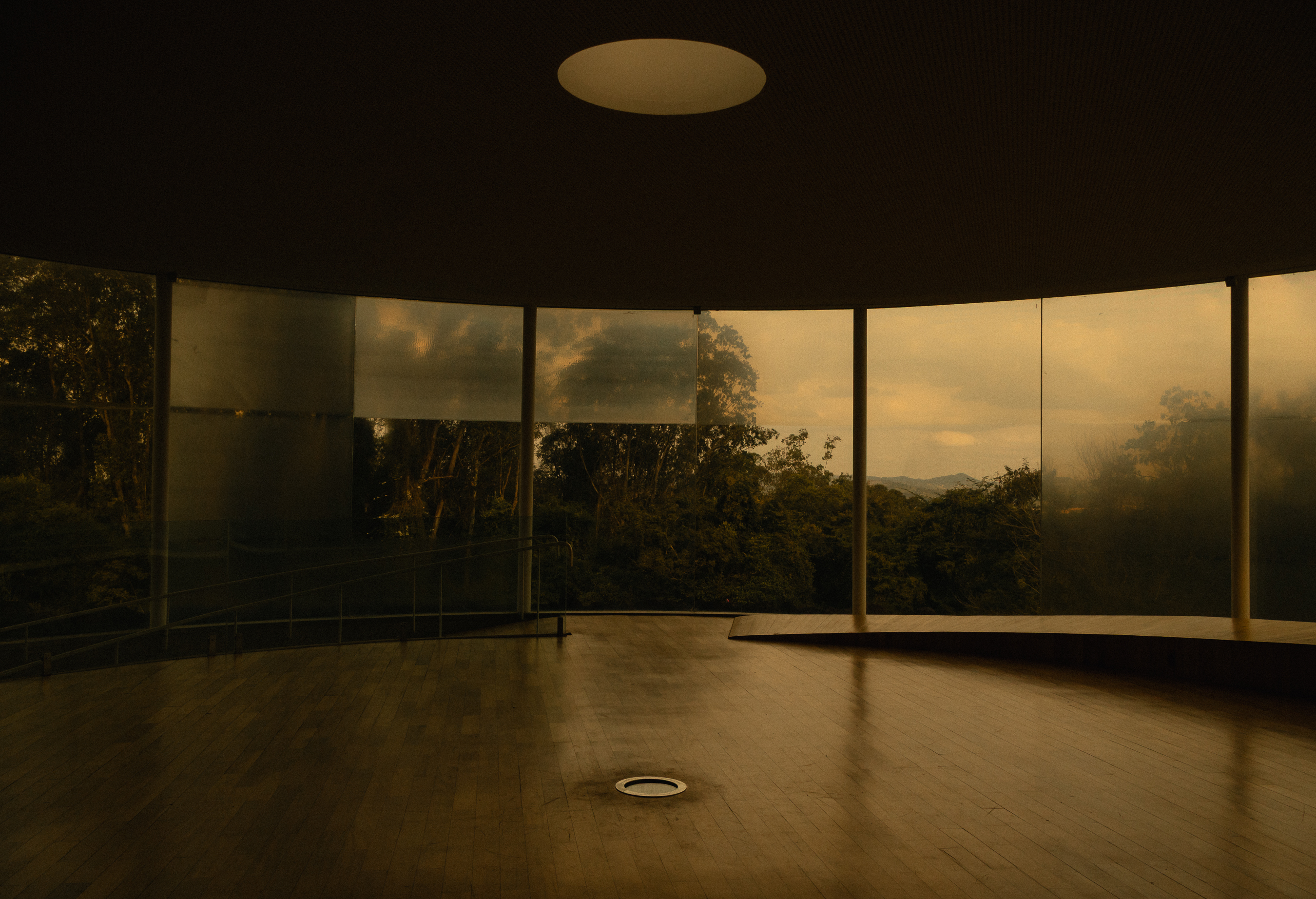 Interior de galeria contemporânea iluminada